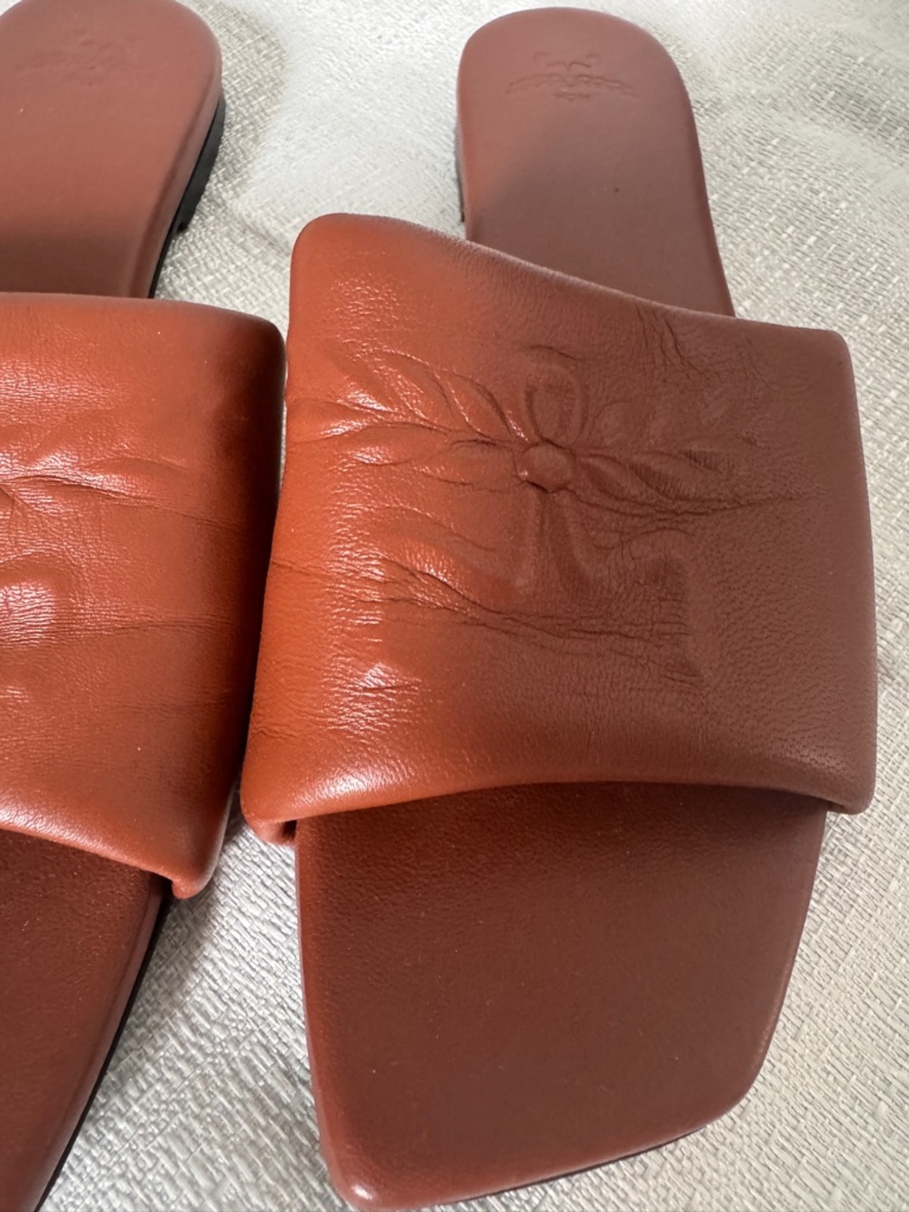 MCM Cognac Leather Slide Sandals Size 40 Made in Italy Logo Embossed - Picture 3 of 6